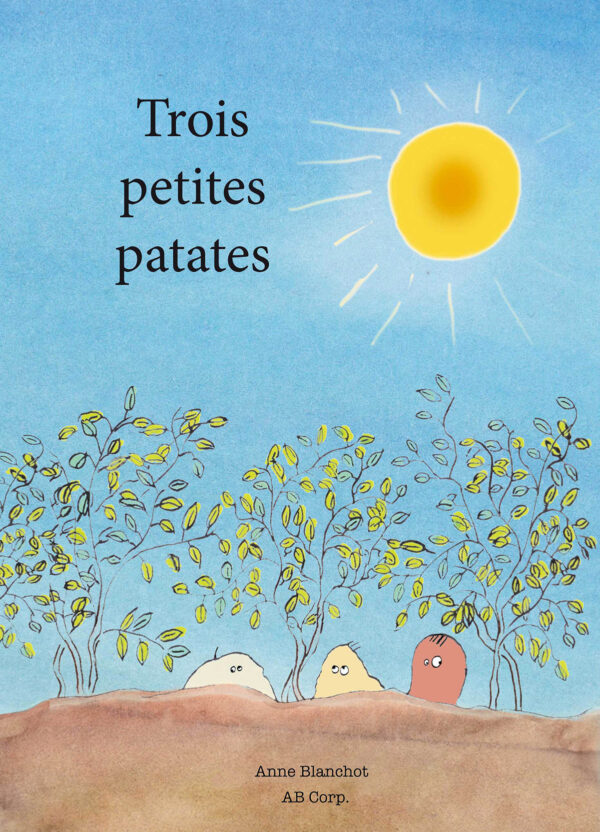 Trois Petites Patates sortent leurs têtes de la terre. Elles sont entourées de plants de pomme de terre au feuillage vert. Il y a un beau soleil jaune dans le ciel bleu.