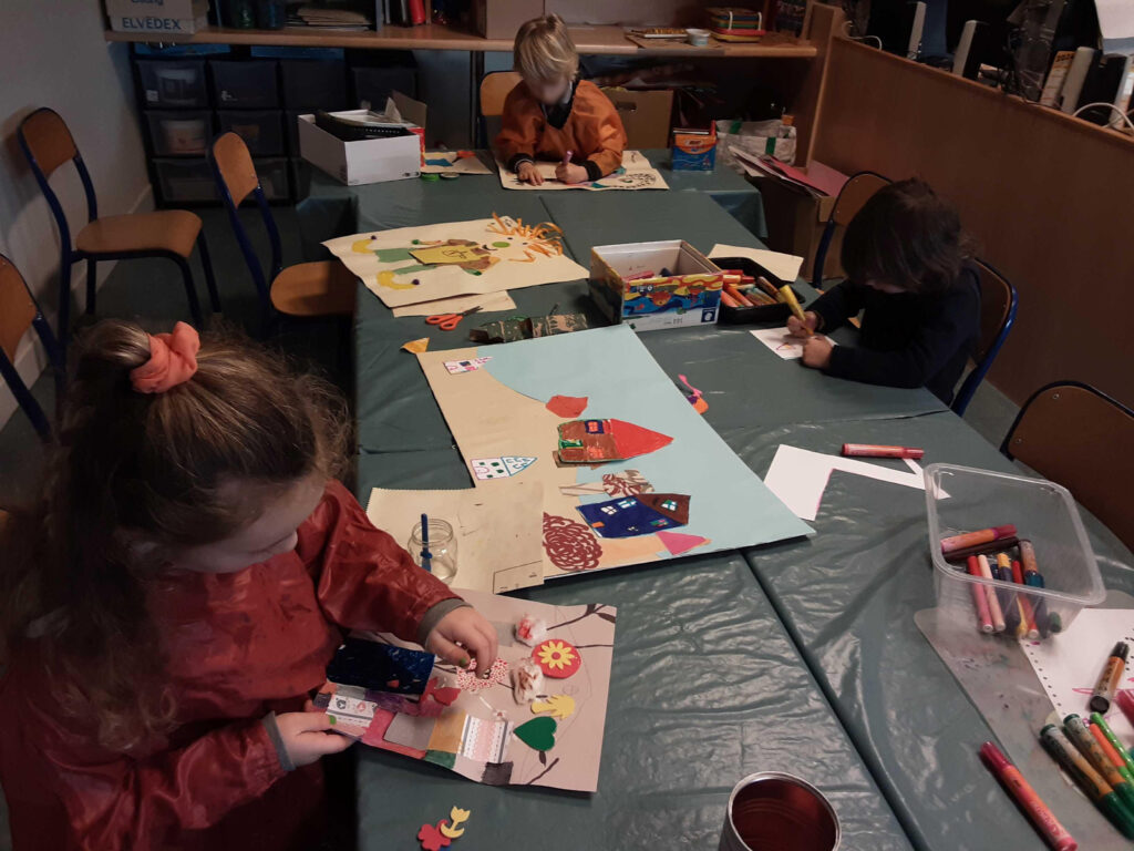 les enfants créent un monde en collage